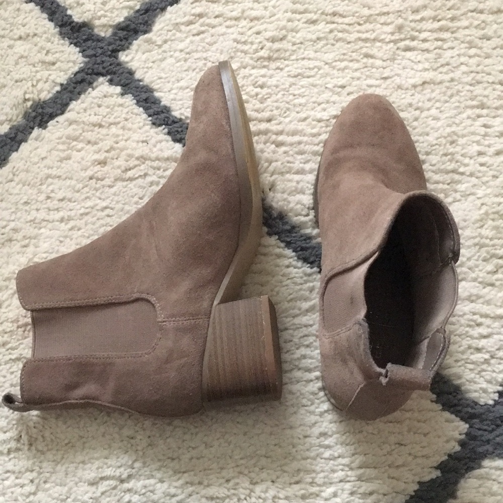 Gap Women’s Chelsea Boots in Taupe Suede
